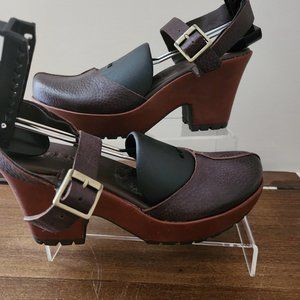 Korks by Kork-Ease burgundy-brown leather clogs with buckle size 8